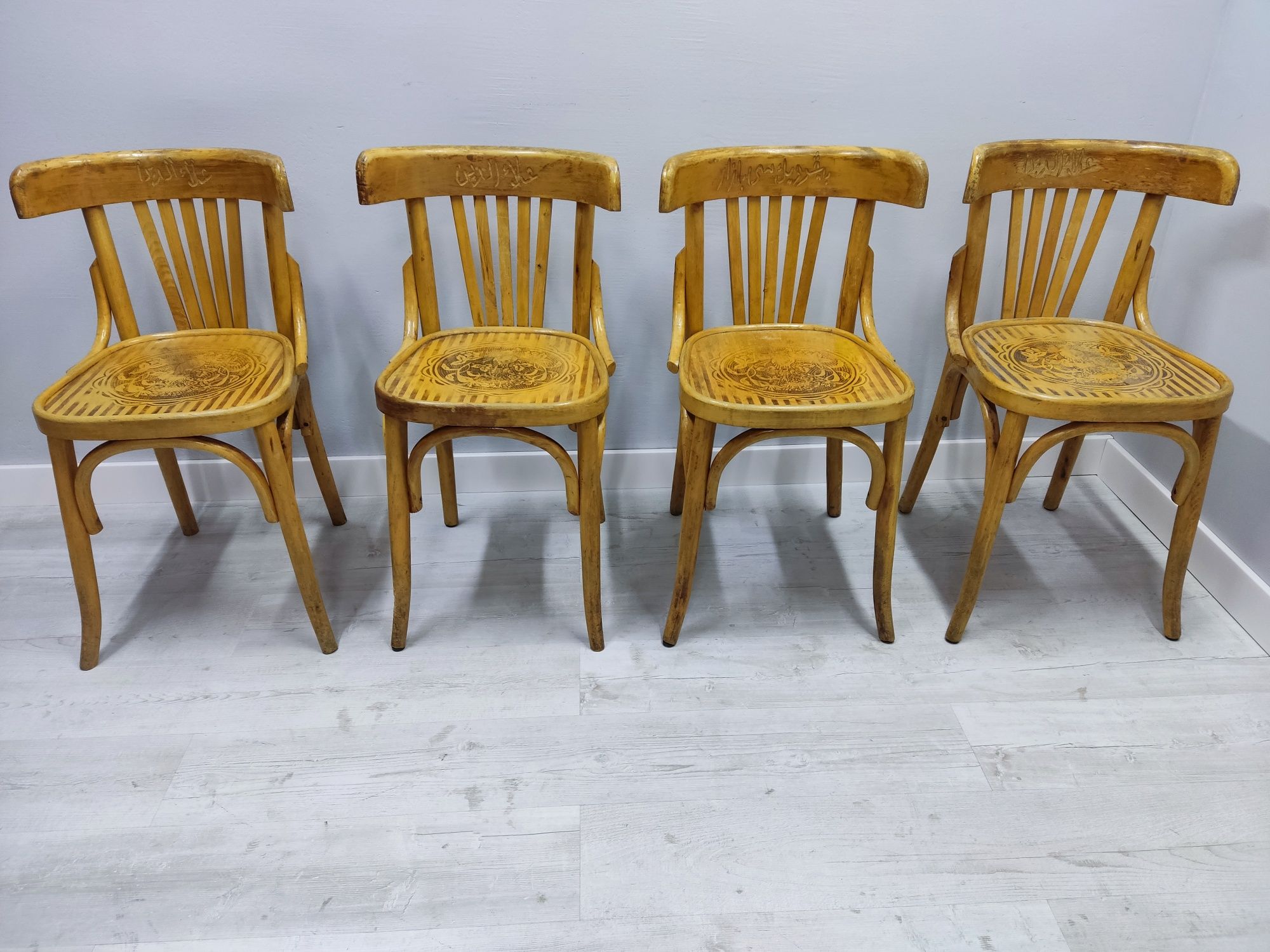 Krzesła Thonet drewniane 12 szt
Meble używane. Noszą ślady użytkowania