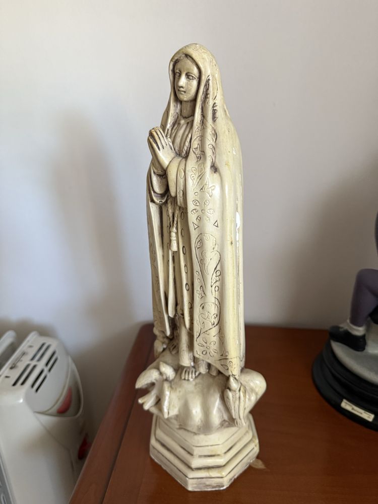 Imagem da nossa senhora de Fatims em pedra como nova