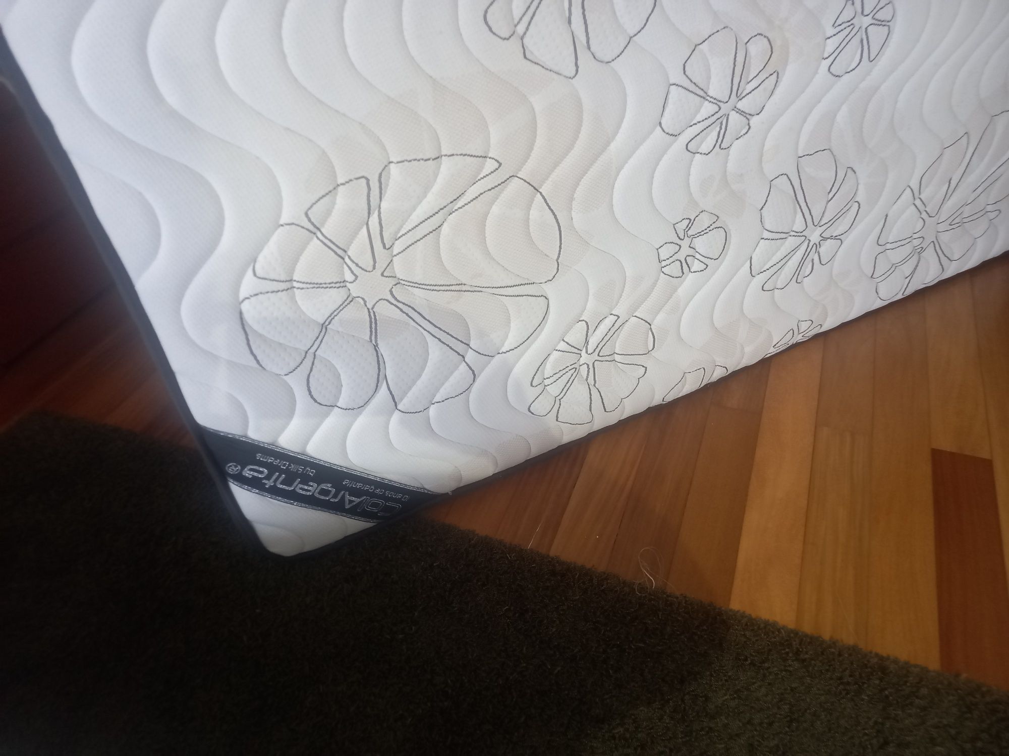 Cama de casal em pele sintética