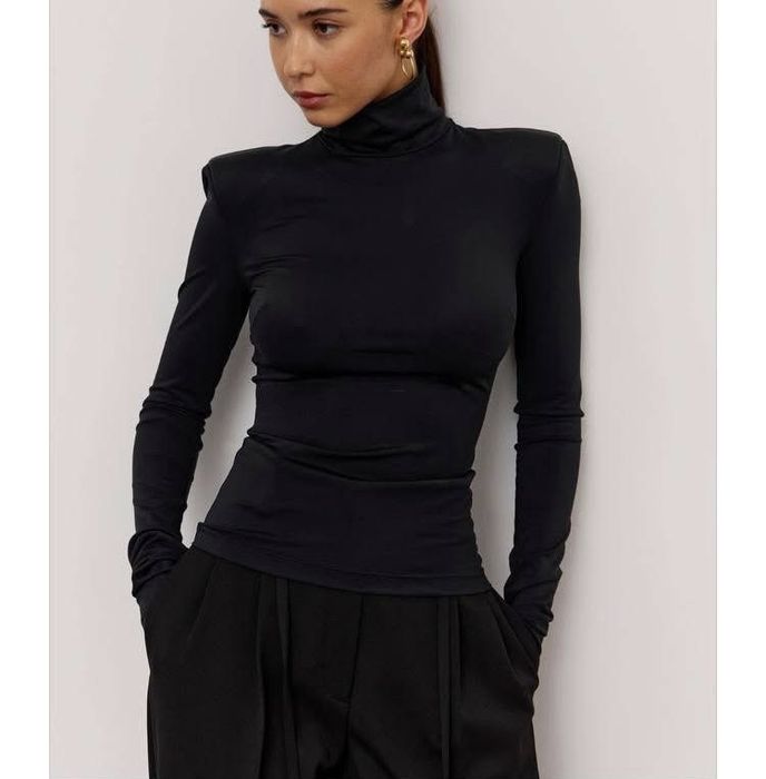 Топ з акцентними плечима Vloria