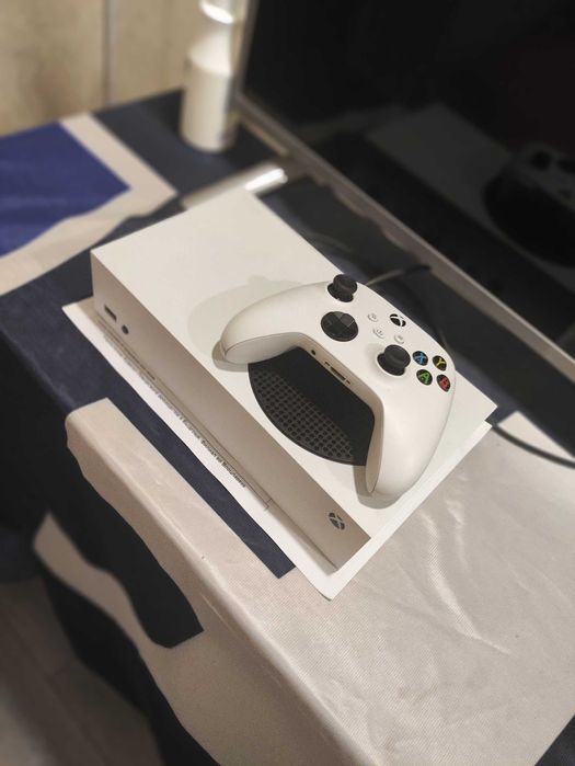 Xbox series s в идеальном состоянии, полный комплект, с играми!