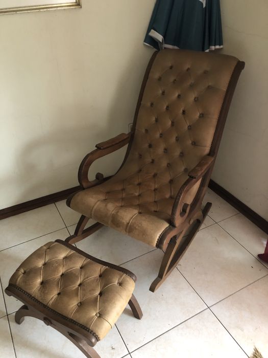 Cadeirao em madeira e pele