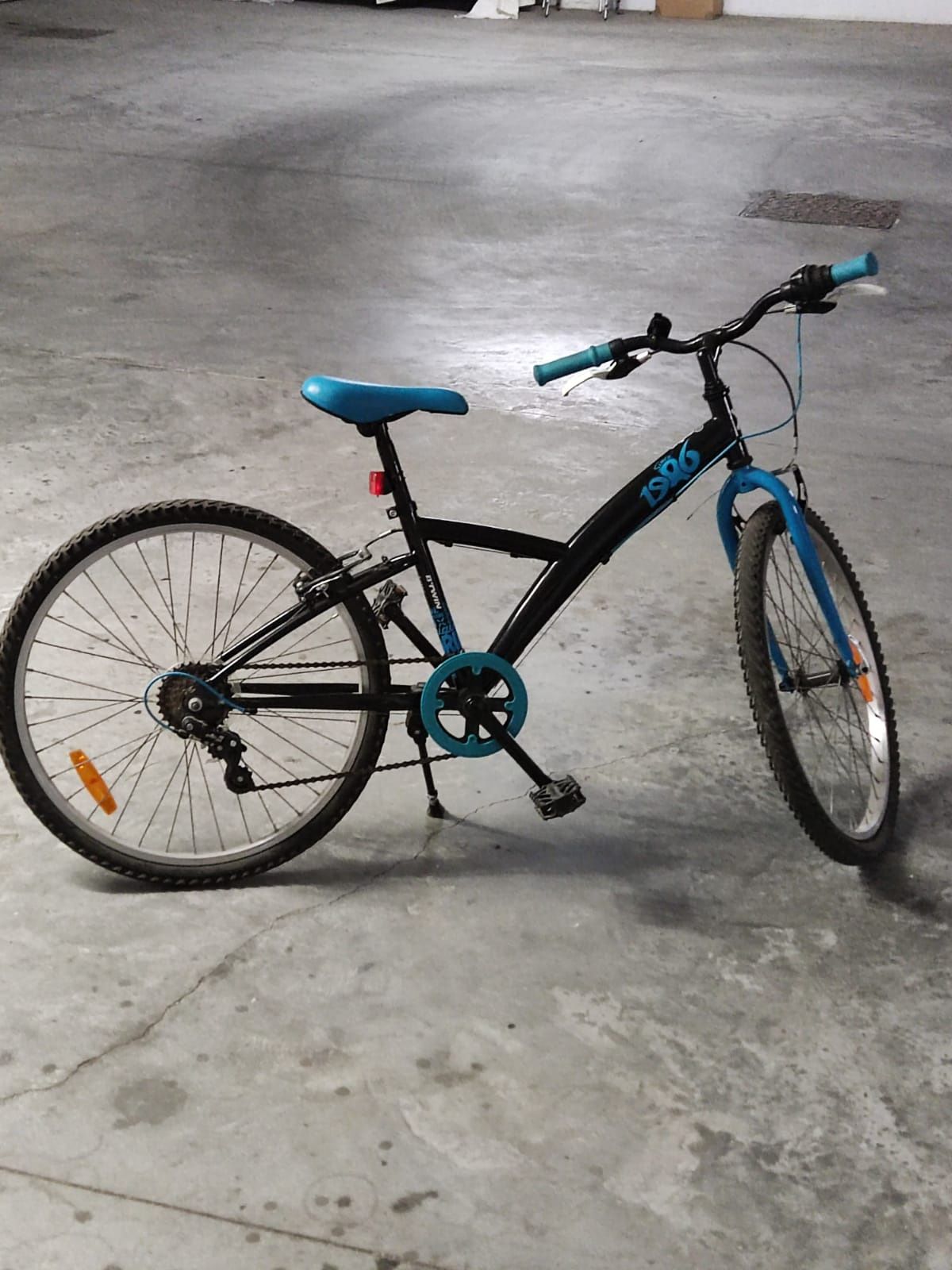 Bicicleta preta.