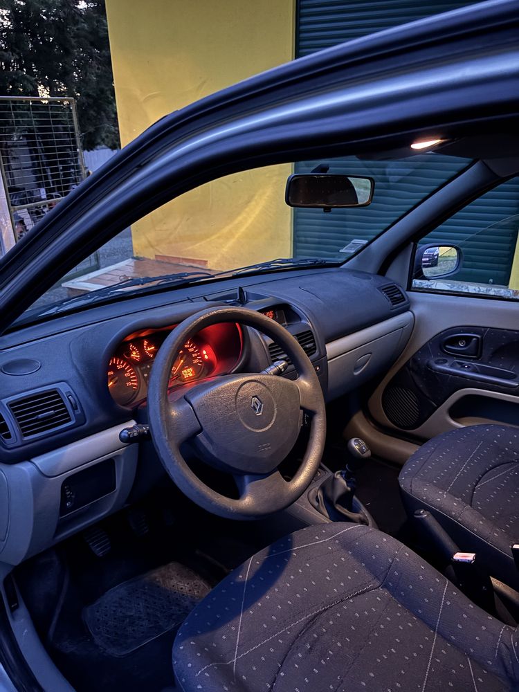 Renault Clio 1.2i 5 lugares