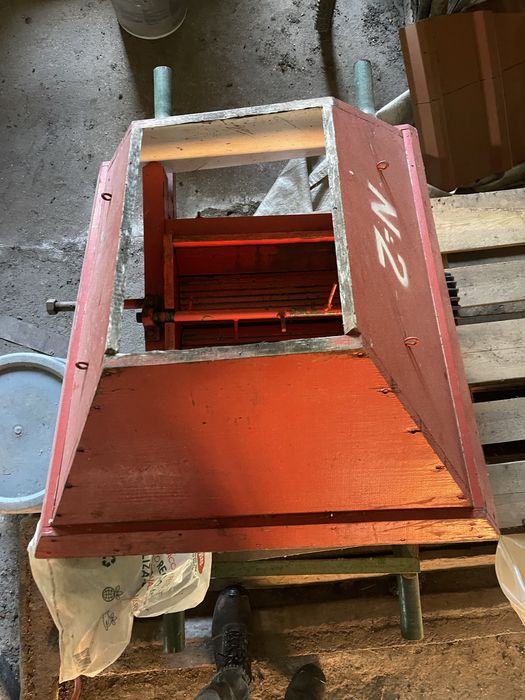 Esmagador em madeira com motor