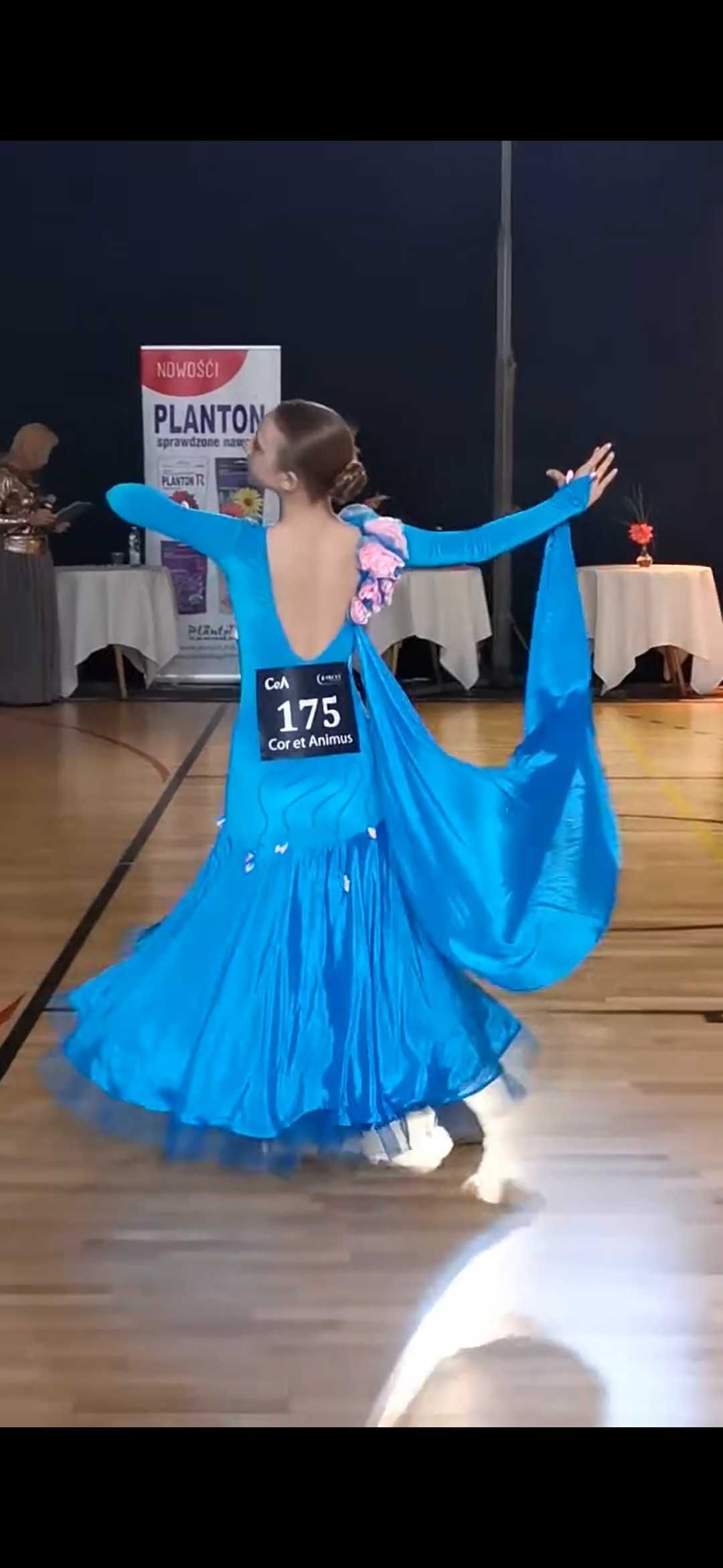 Niezdobiona sukienka do standardu