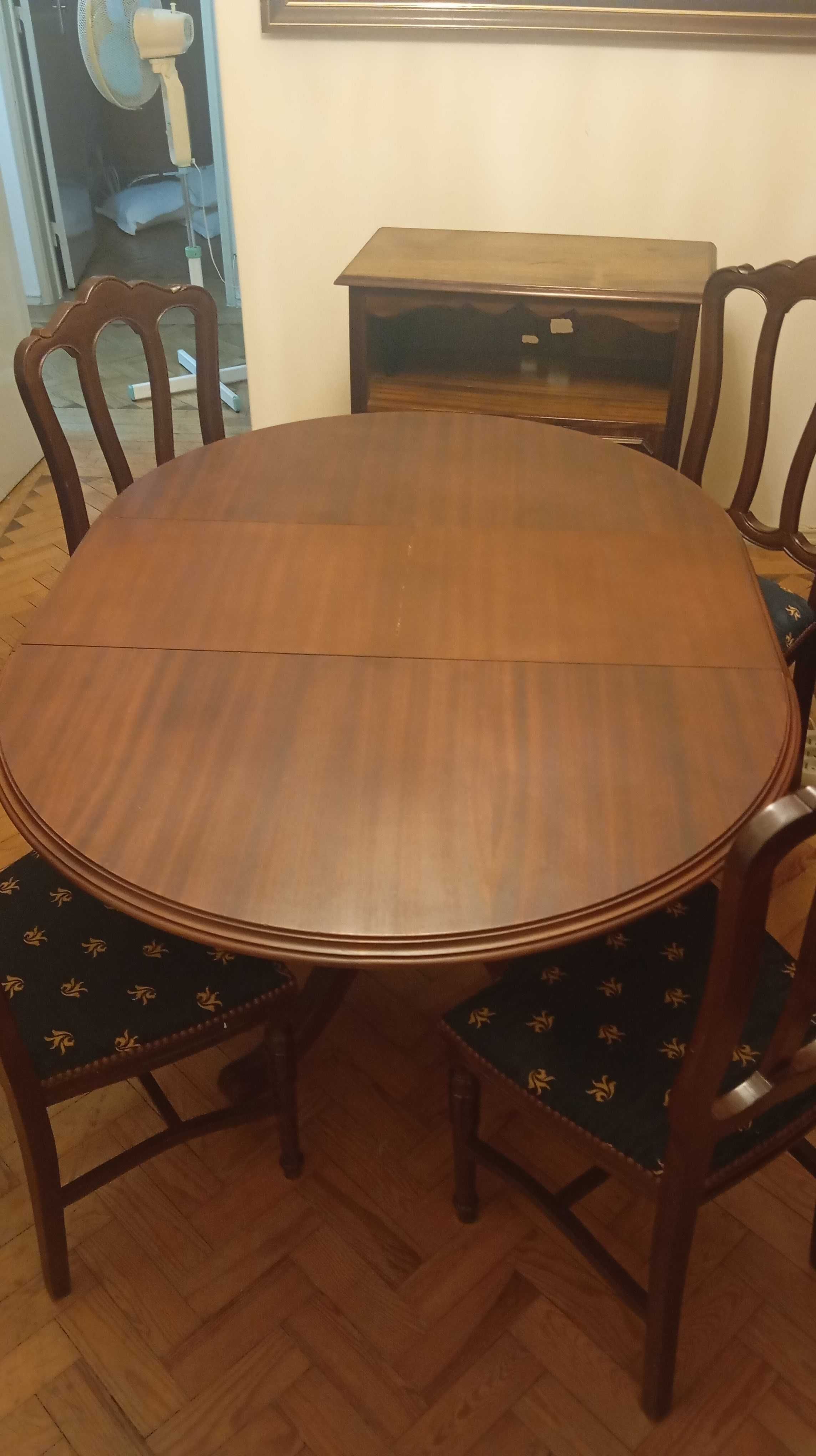 Excelente oportunidade. Mesa em pé de galo e 4 cadeiras