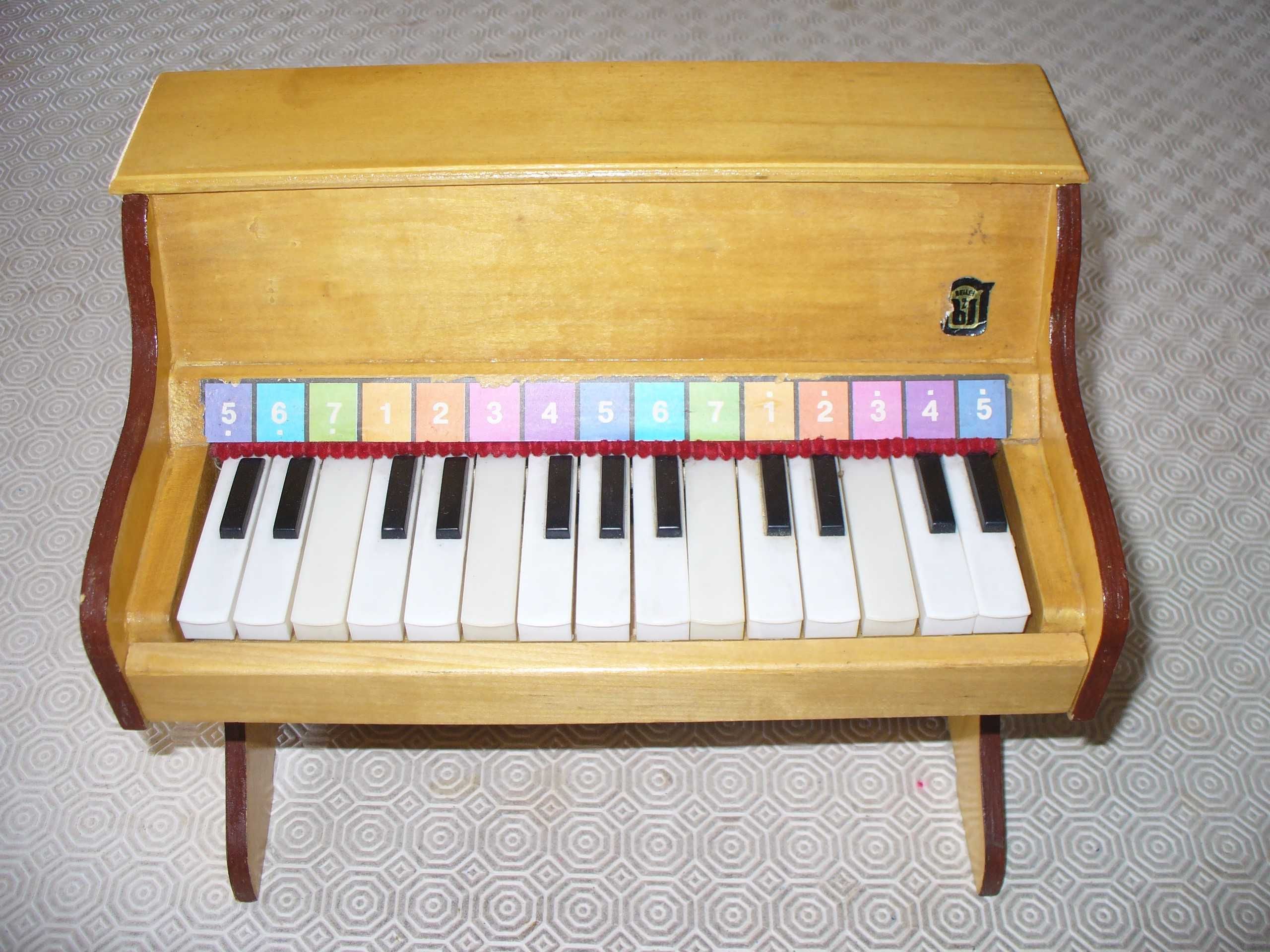 Piano brinquedo de madeira