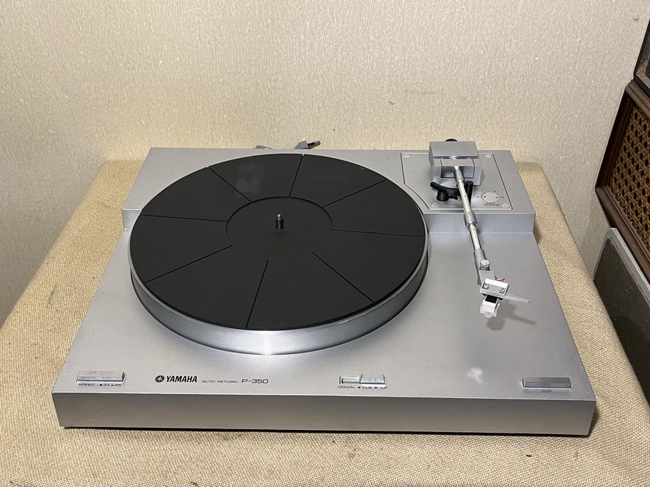 Качественный HI-FI проигрыватель винила YAMAHA P-350 (BELT DRIVE)