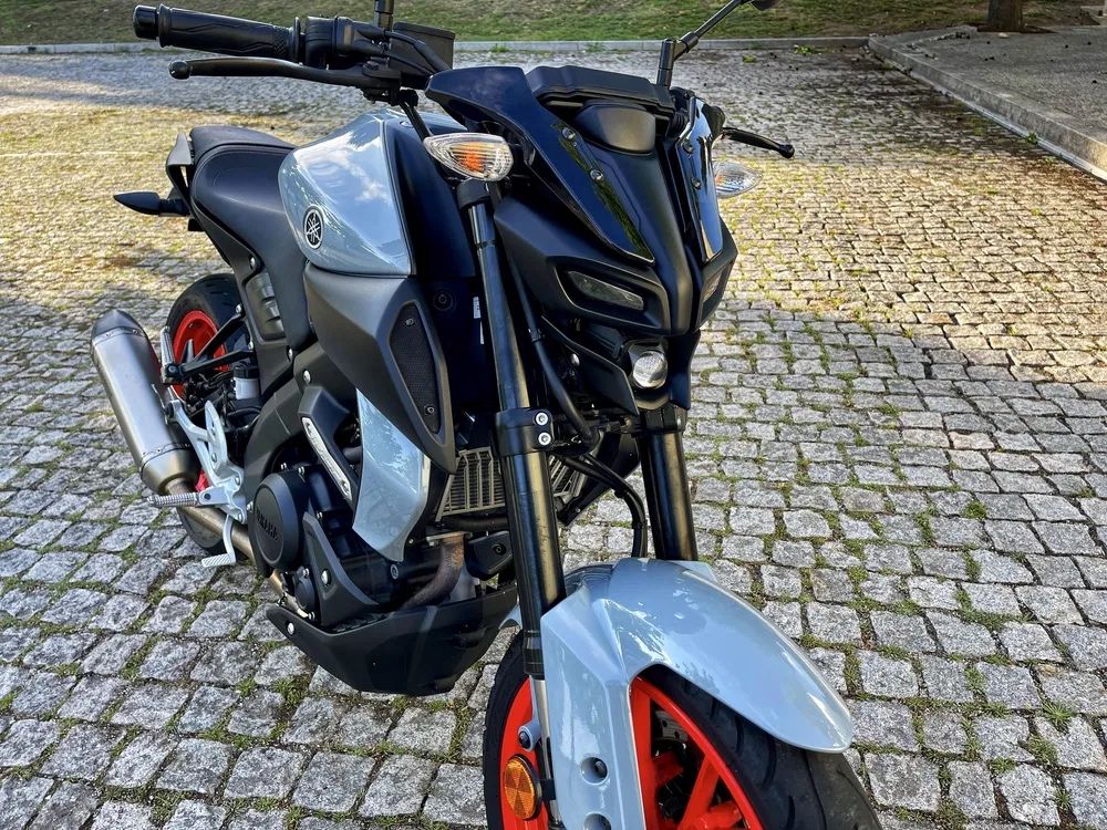 Yamaha MT 125 com escape Akrapovic