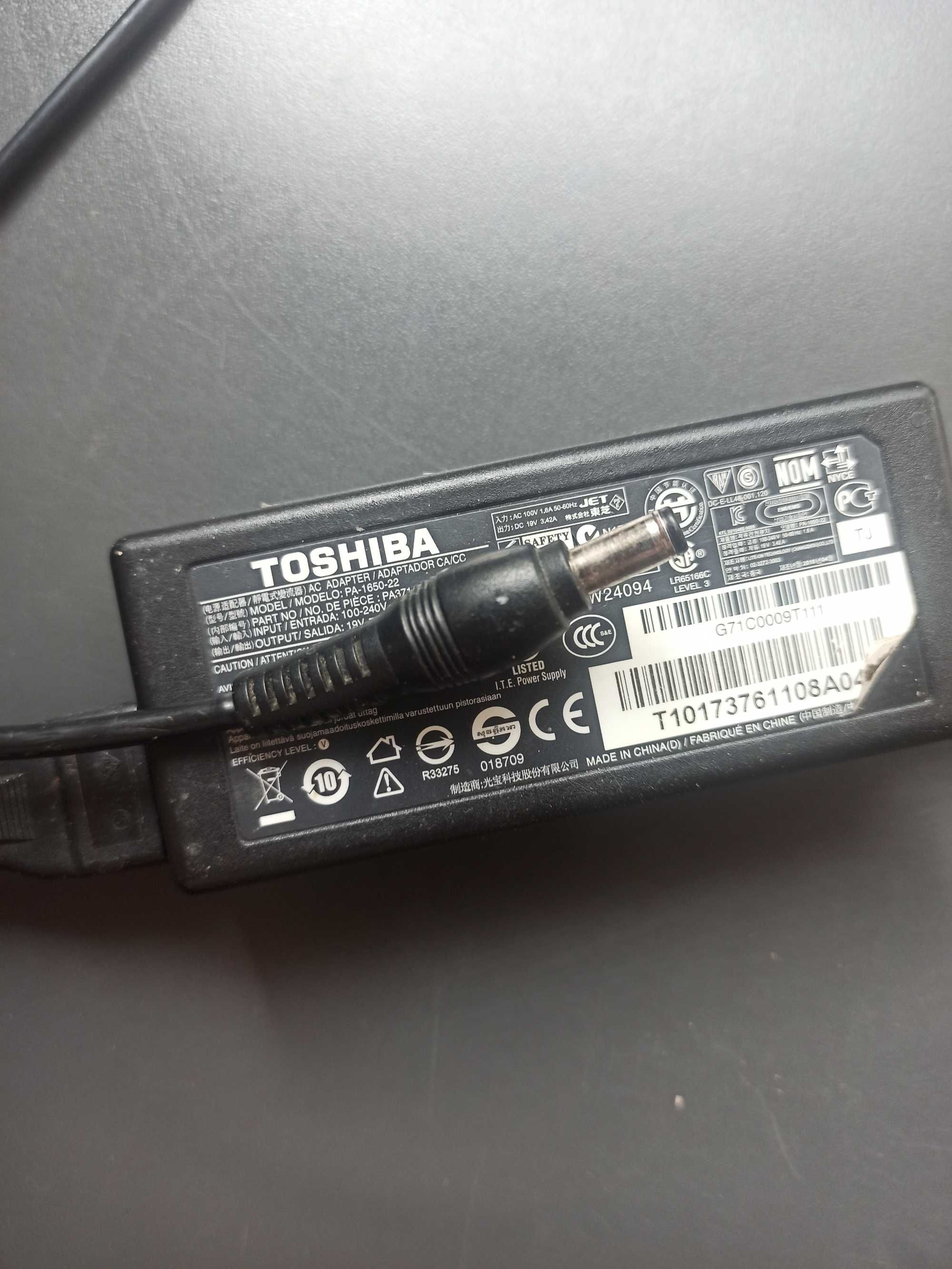 Ładowarka do laptopa Toshiba.