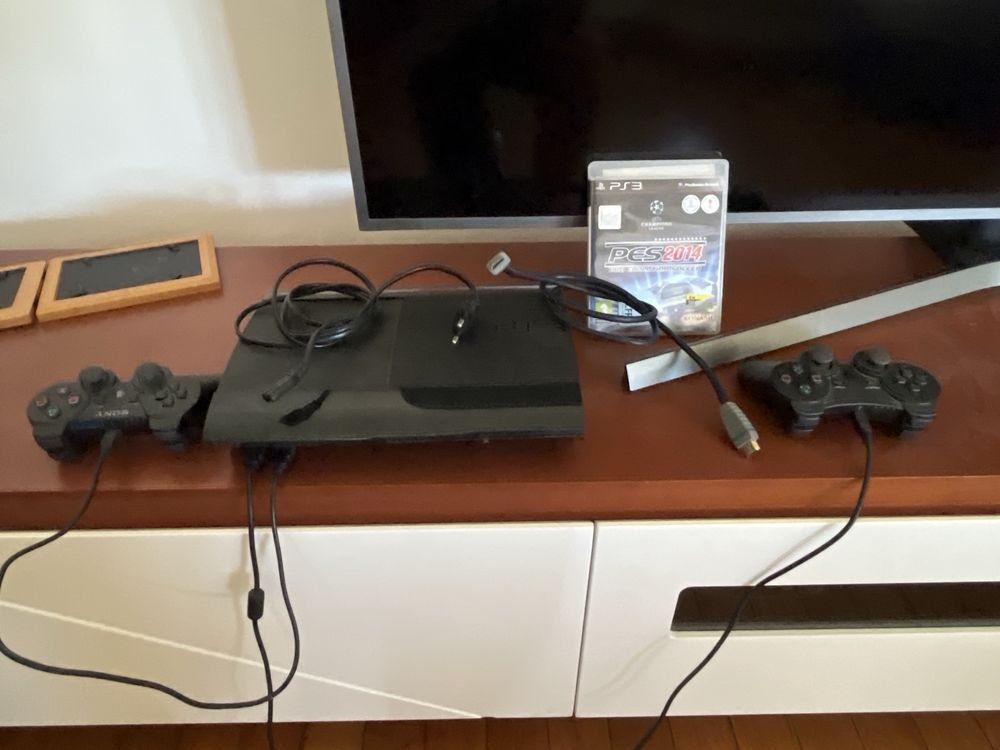 Ps3 em bom estado com dois comandos e jogos pes 2014 e 2015