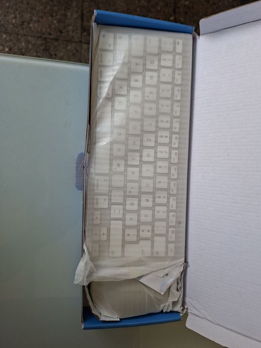 Teclado novo. Dentro da caixa