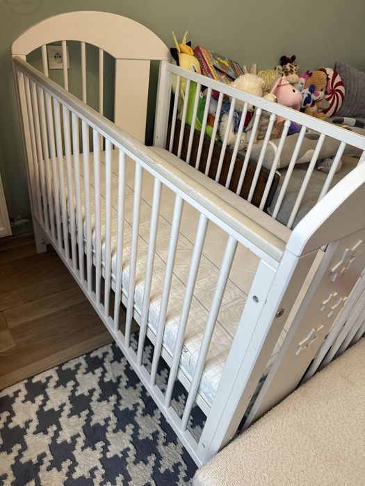 Sprzedam łóżeczko dziecięce z materacem.