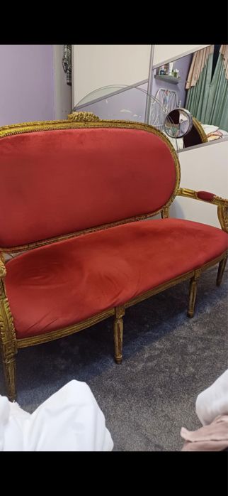Sofa w stylu Ludwik XVI – złocona, ręcznie rzeźbiona…