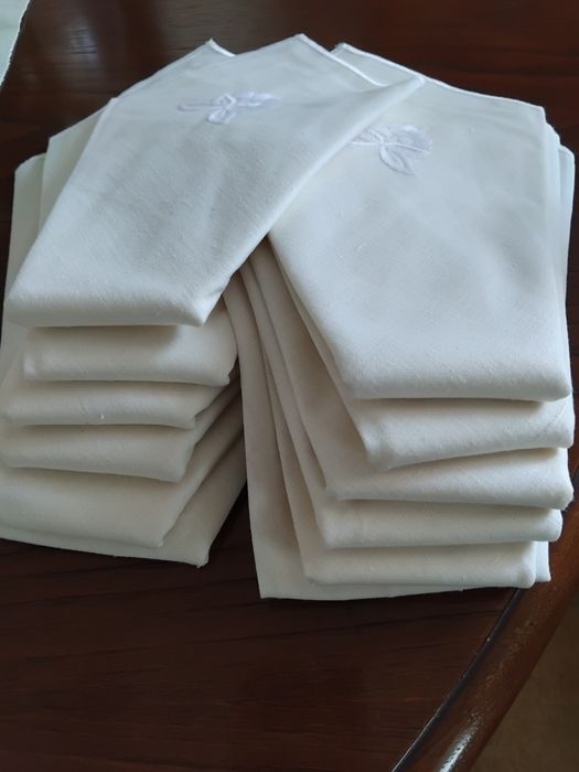 Toalha  de mesa em linho com bordado.