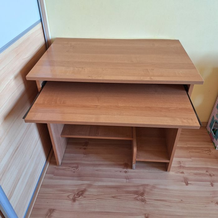 Biurko pod komputer laptopa