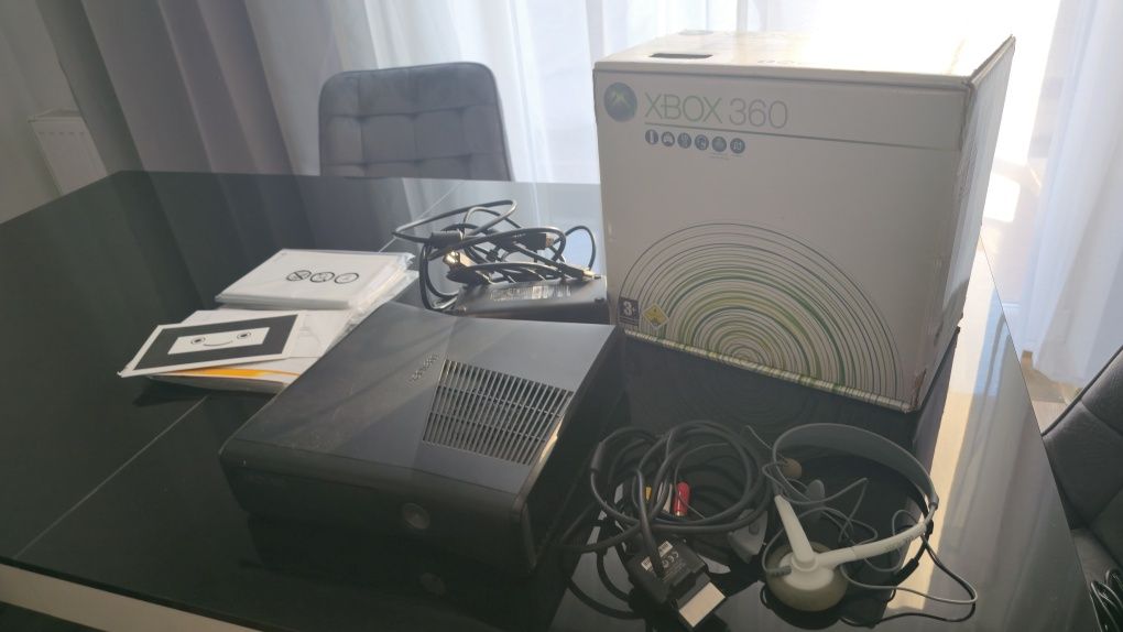 Sprzedam zestaw Xbox 360 + 50 gier