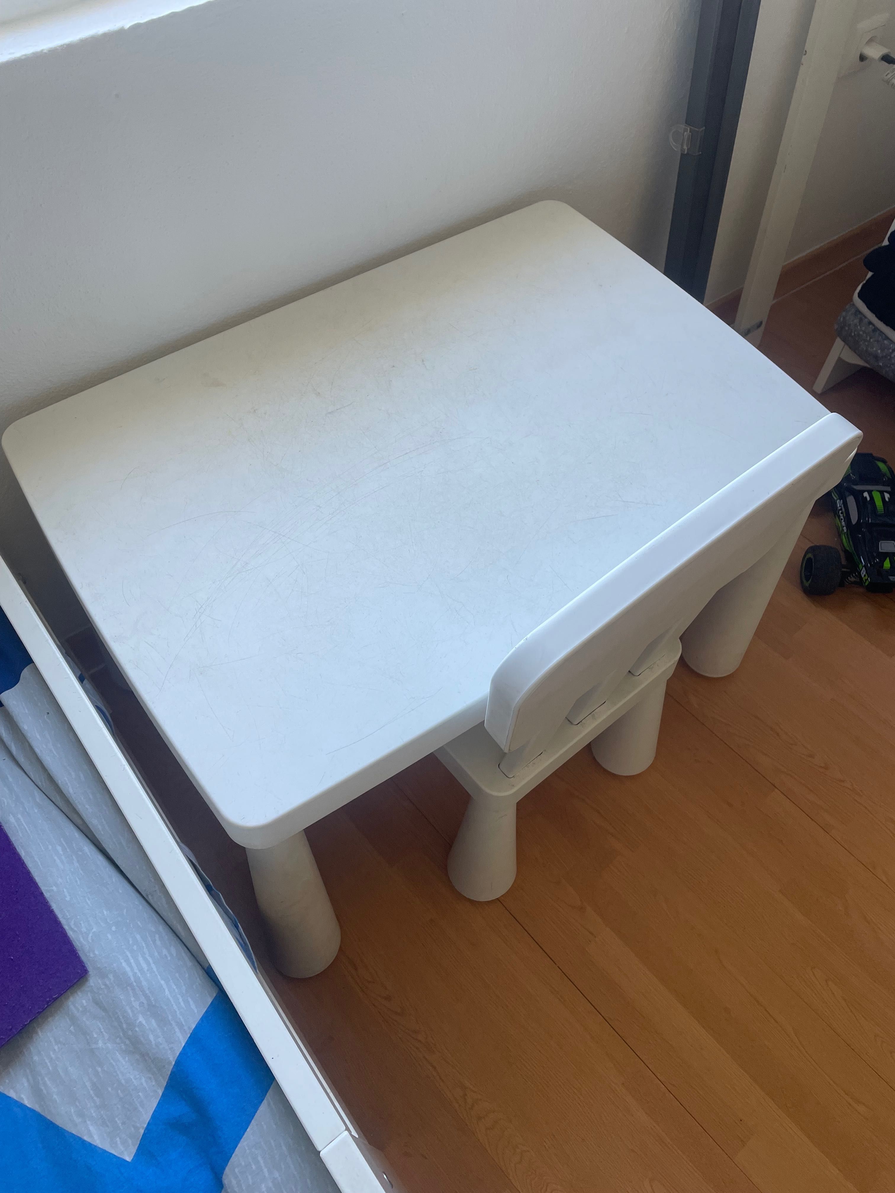 Mesa e cadeira de criança ikea