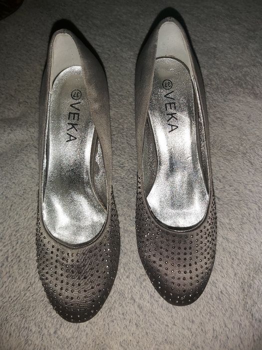 Niewysokie, śliczne, stalowe szpilki r. 37