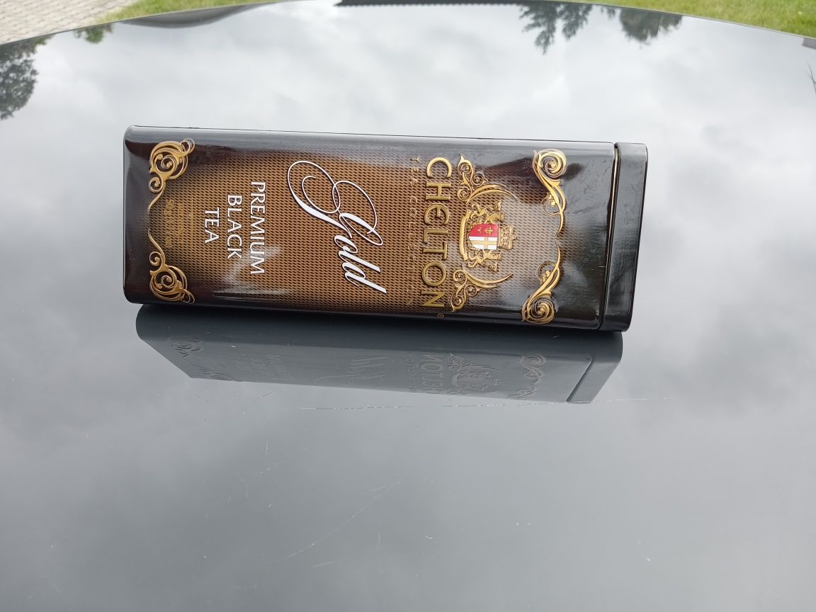 Ozdobne pudełko metalowe po herbacie
