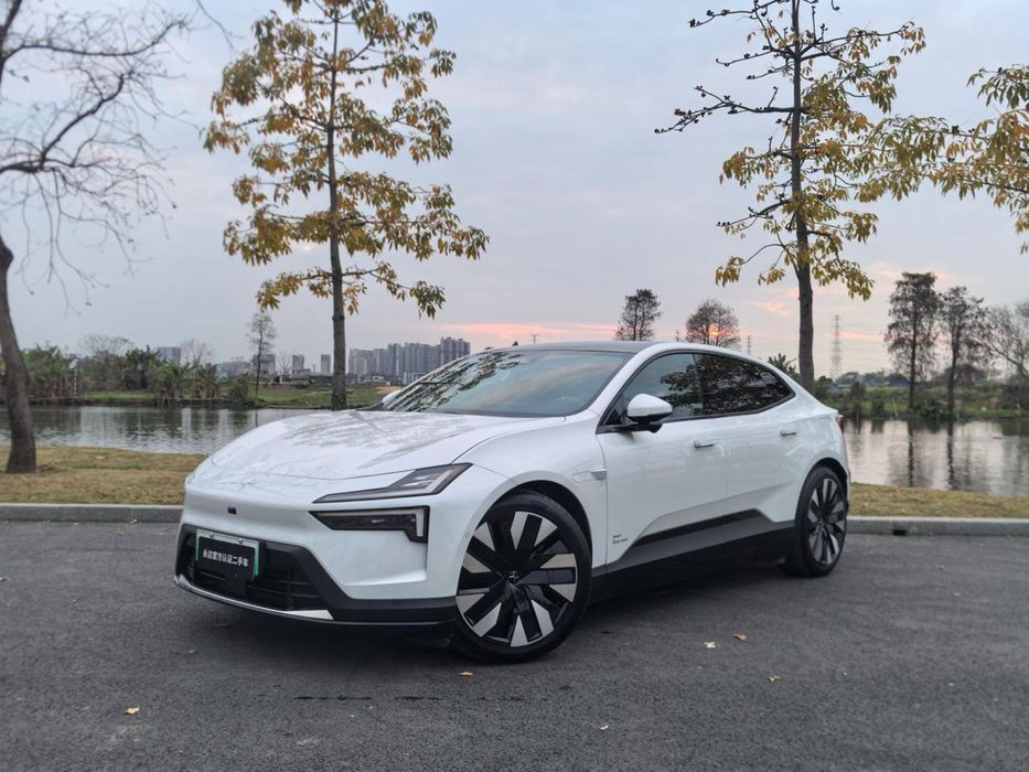 •Електромобиль Polestar 4
