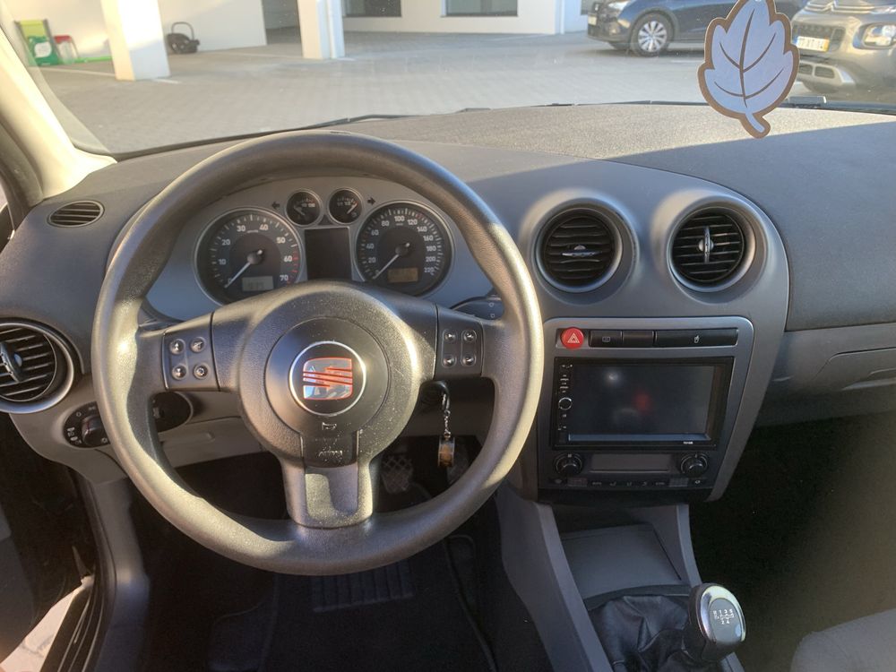 Seat Ibiza 2006 com câmera de marcha-atrás