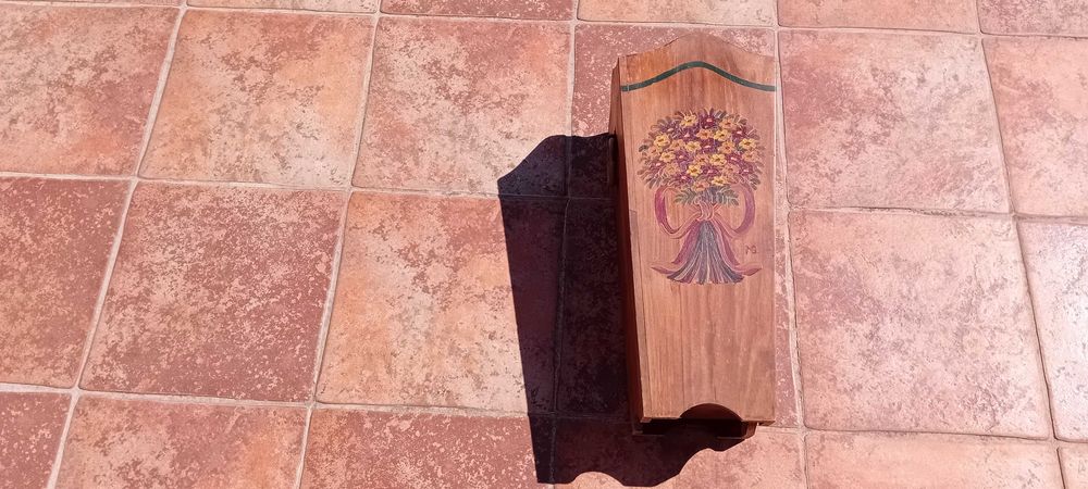 Porta guarda chuvas de madeira decorada!