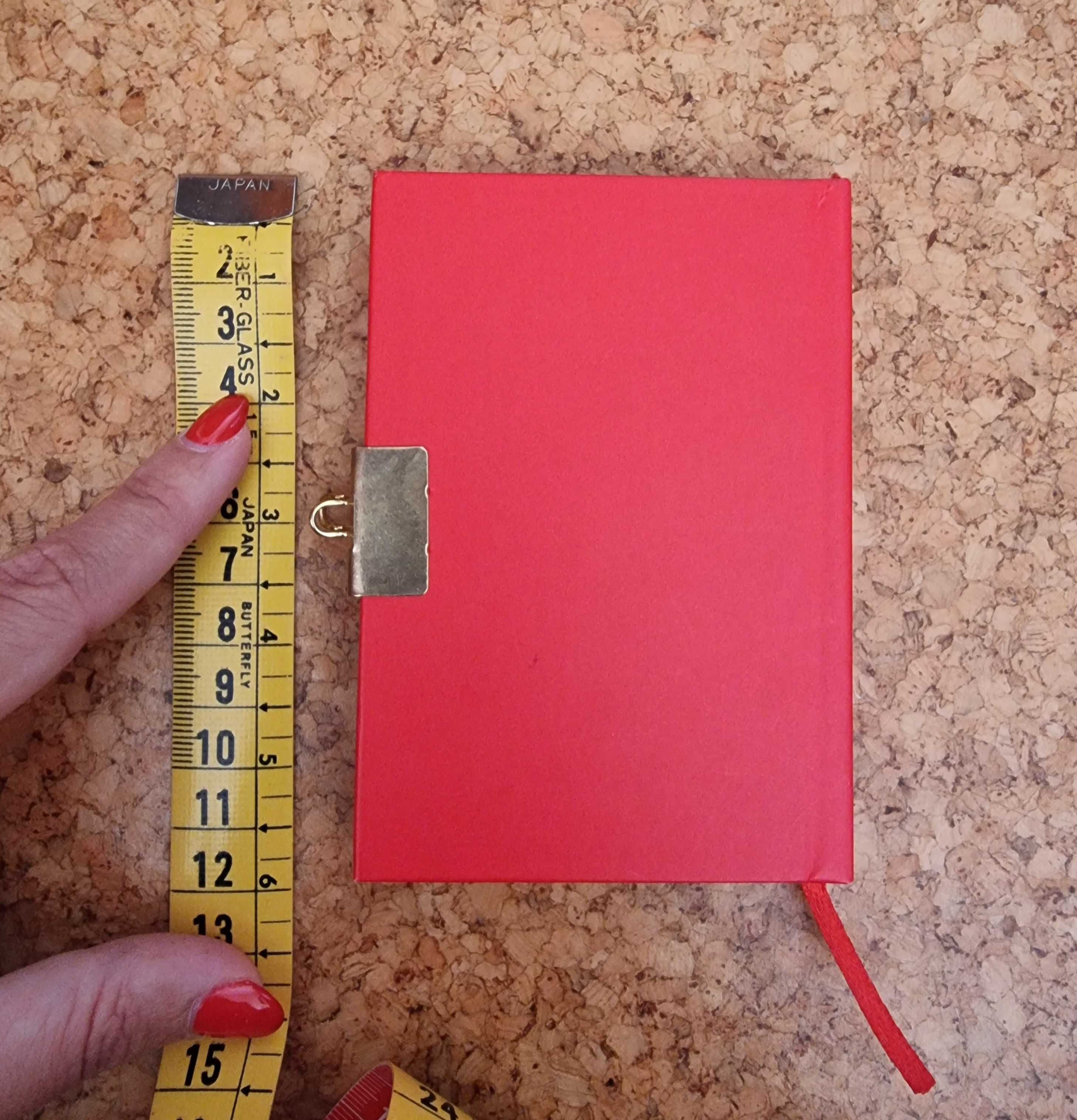 Caderno vermelho pequeno com um coração