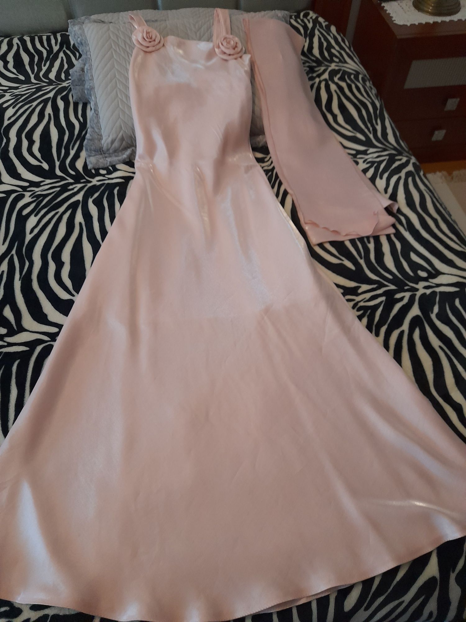 Vestido comprido de cerimónia, usado uma vez, cor de rosa clara.