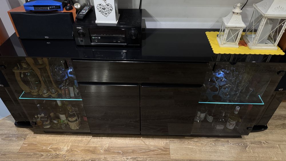 Komoda z czarnego szkla z podswietleniem