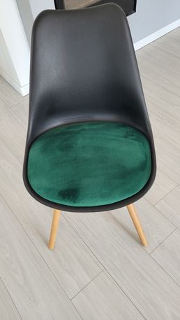 Krzesła z zieloną tapicerką