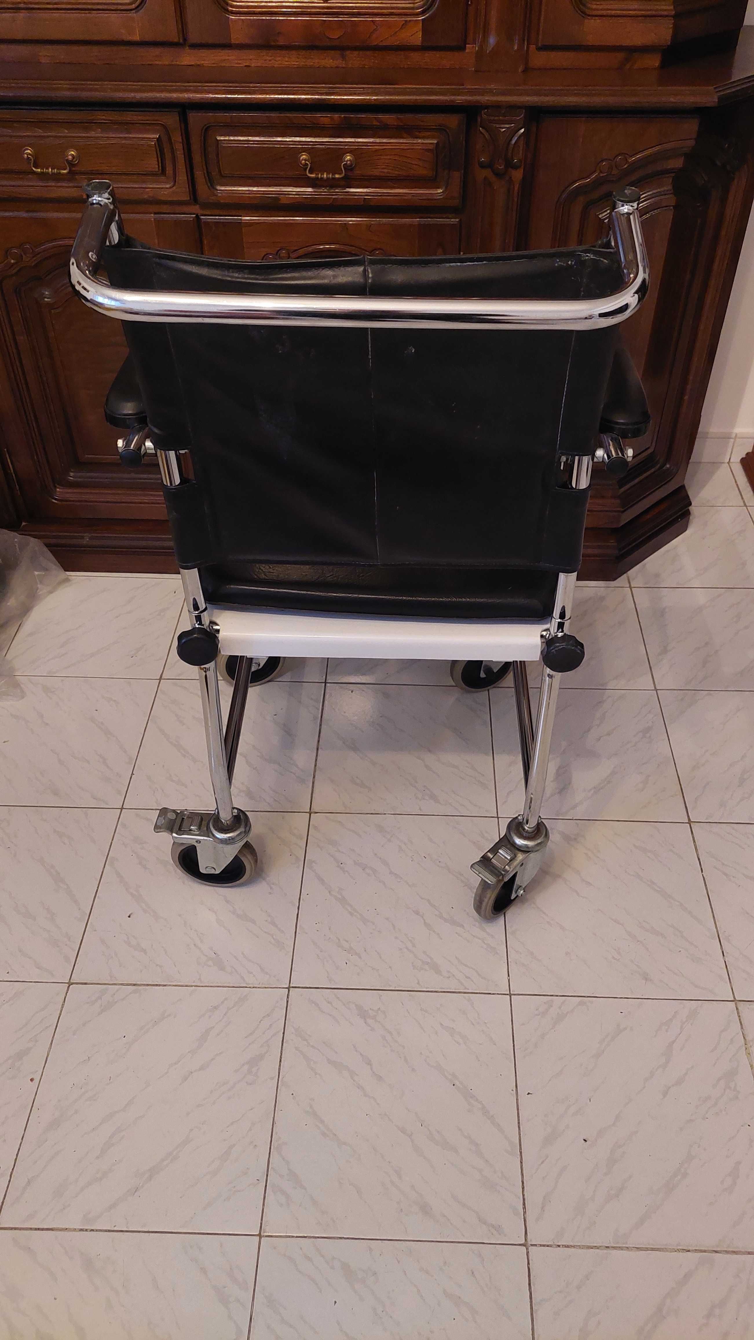 Cadeira sanitária com rodas