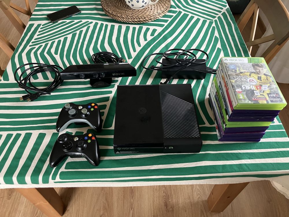 Konsola xbox 360 dwa pady plus kinect i 13 gier