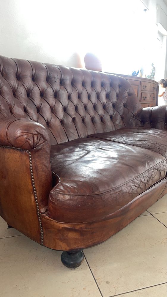 sofá Chesterfield em couro genuino