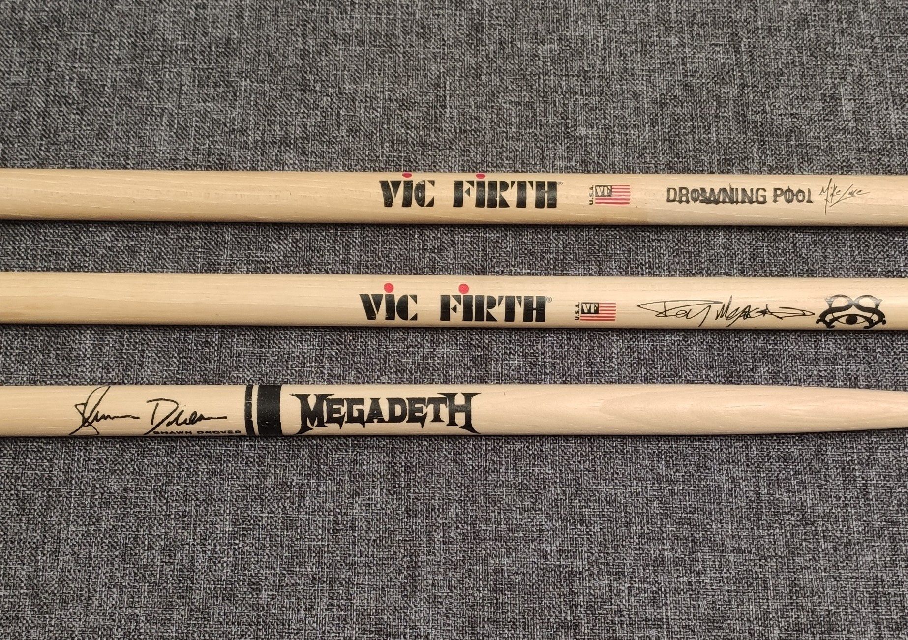 Барабанные палочки Megadeth, Drowning Pool и Stone Sour с автографами.