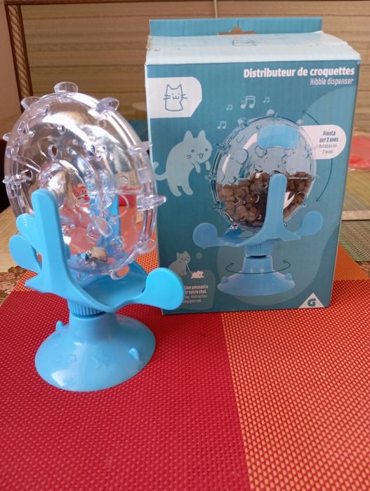 Игрушка для кормления кота