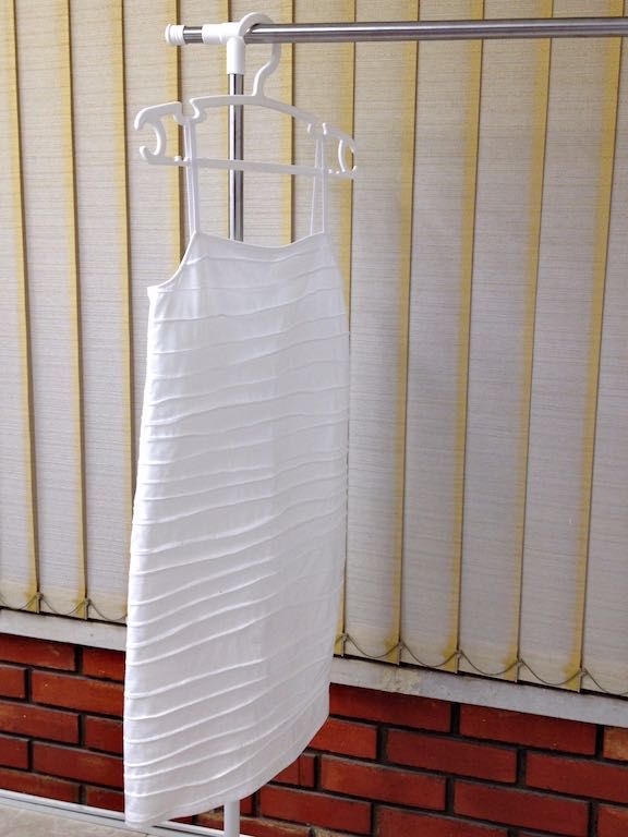 Vestido midi de malha com textura (algodão bio 100%, branco e c/cinto)