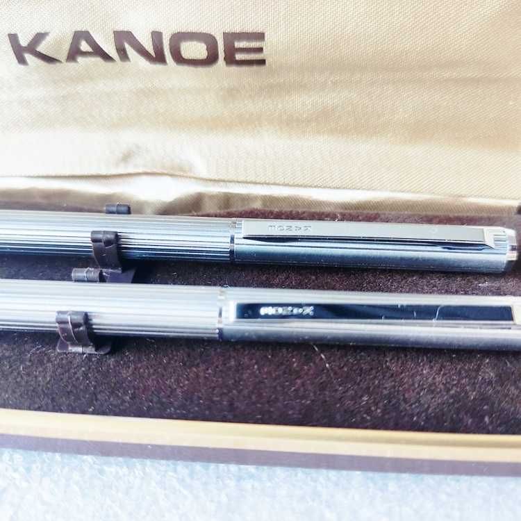 Estojo com Caneta (sem recarga) e Lapiseira em cromado da marca Kanoe