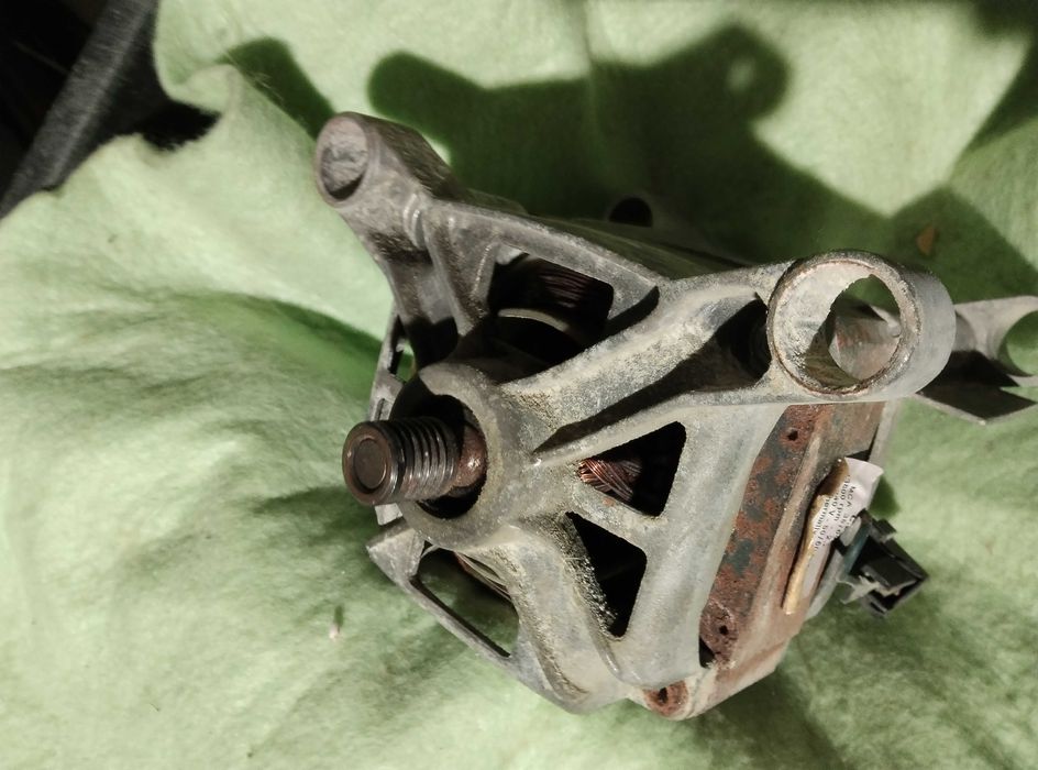 двигун   від пральної мащини