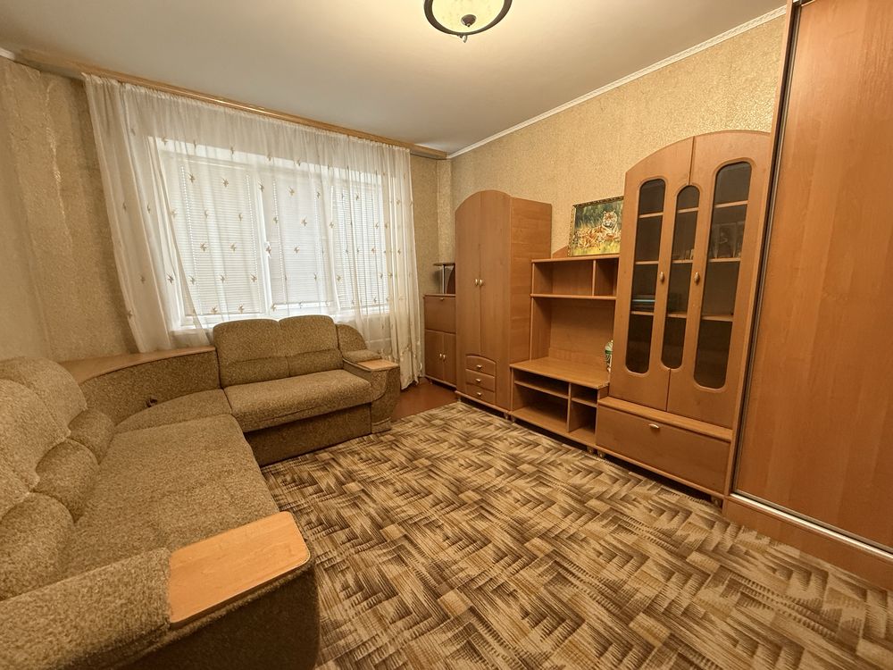 Укомплектована трикімнатна, Г. Крут