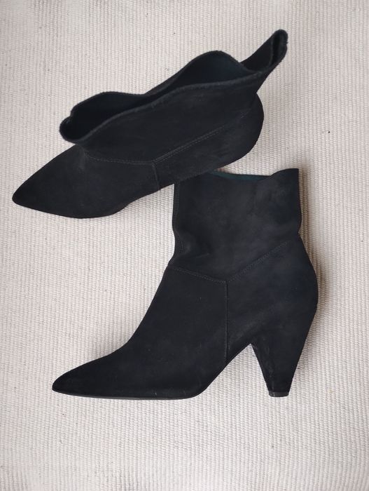 Zamszowe czarne botki GINO ROSSI