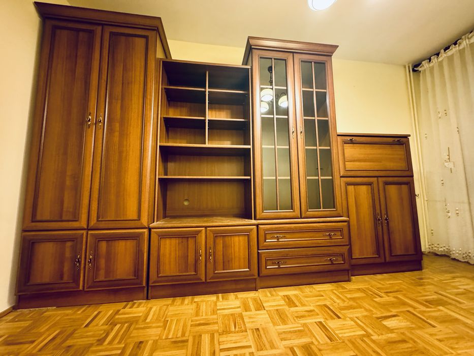 Meble - regał do salonu - meblościanka: witryna i szafa