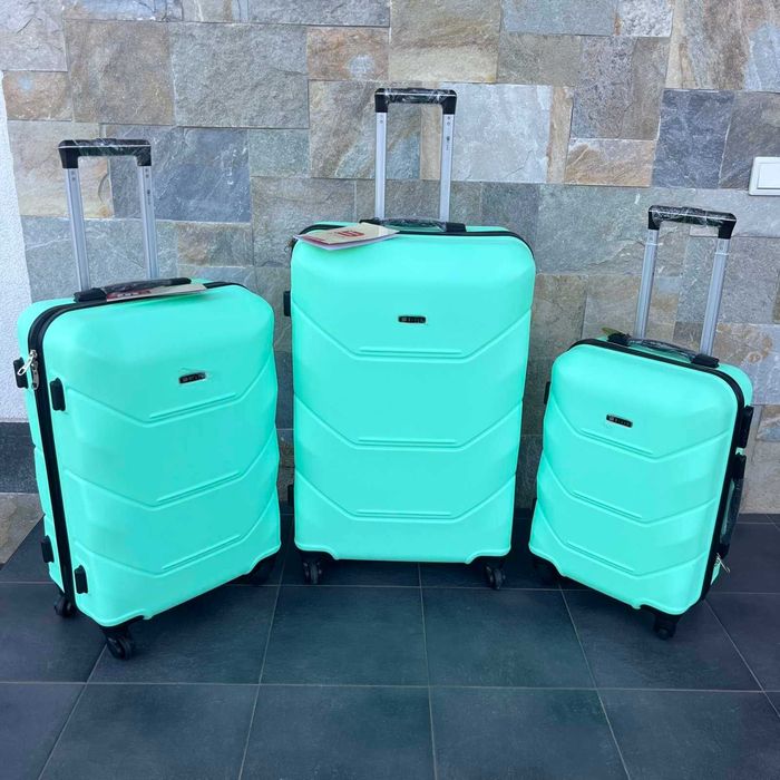 Пластиковый чемодан валіза полікарбонат Сумка НЕ ТРІСКАЄ Вализа 4 кола