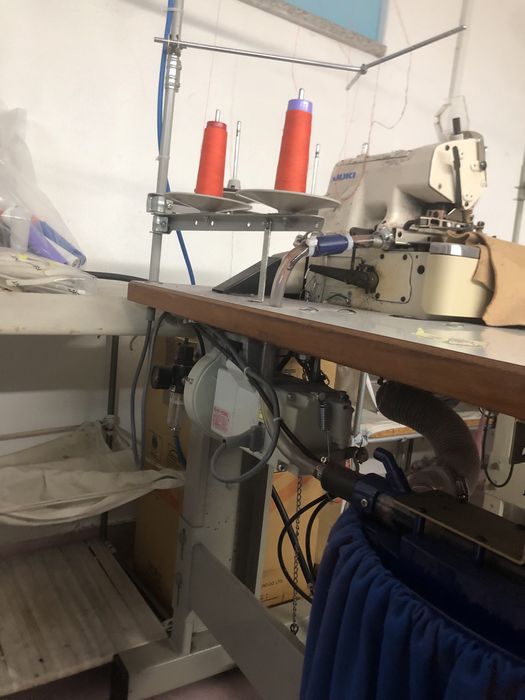 Maquina de corti cose de duas agulhas a ar