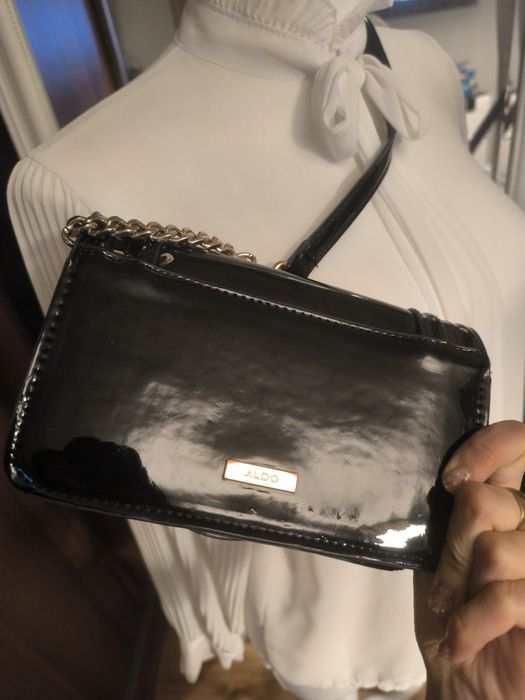 Mała czarna torebka lakierowana Aldo na ramię