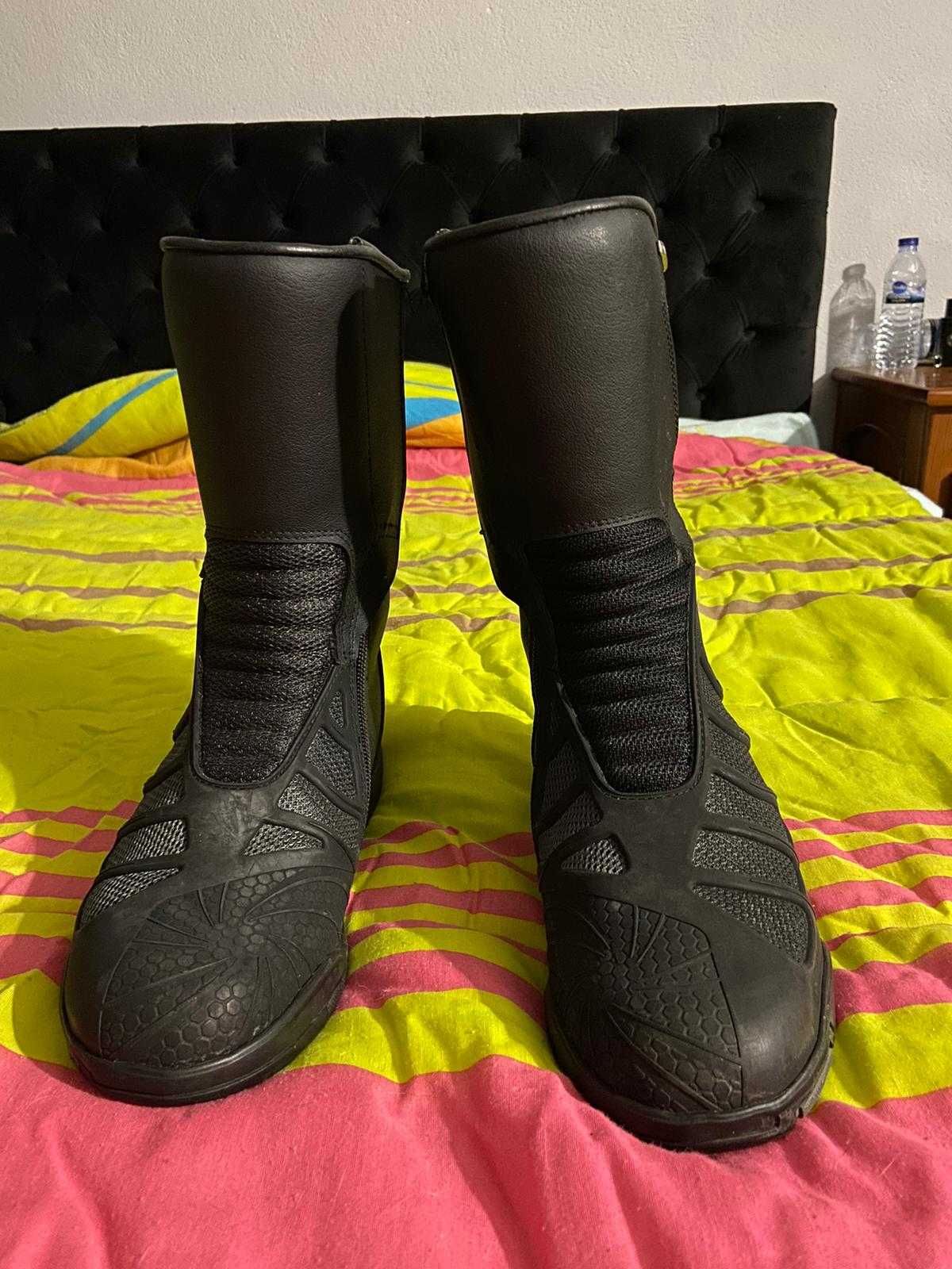 Botas Pretas de mota
