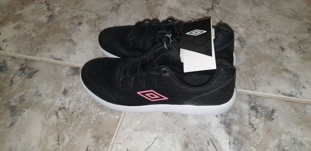 Sapatilhas / Tenis pretos e cor de rosa UMBRO tamanho 39 (novos)