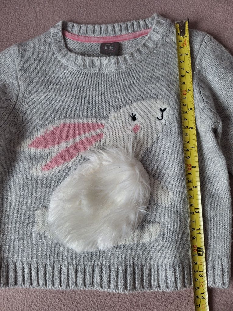 Sweter z włochatym królikiem 104