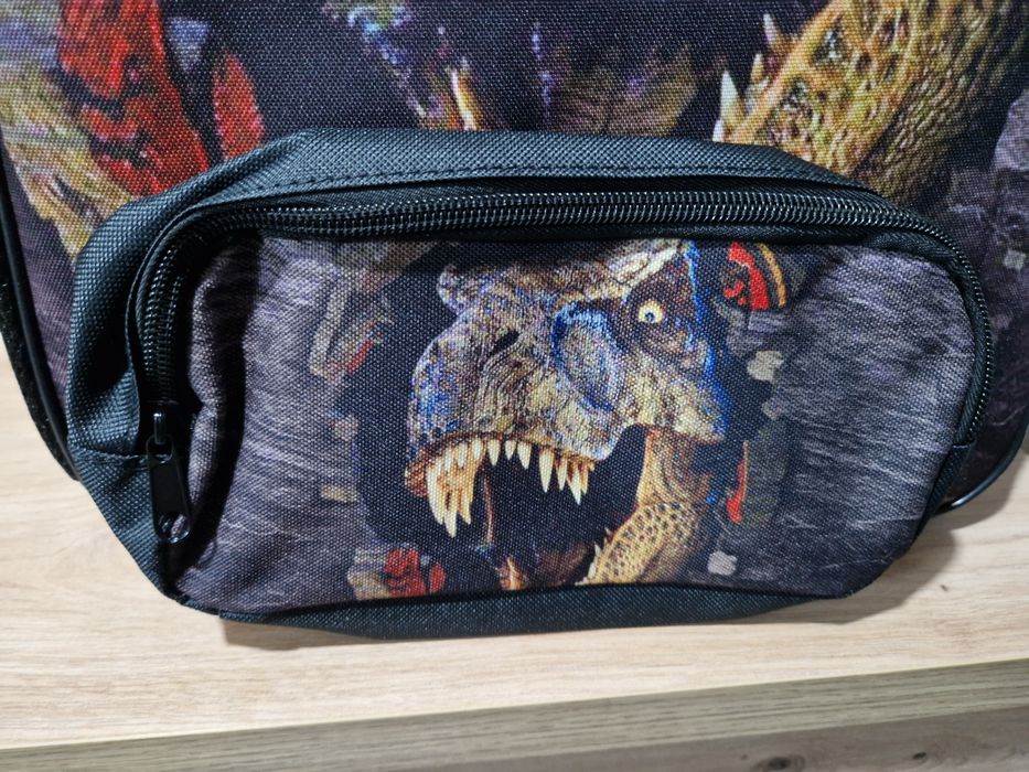 Mochila com oferta de estojo.  Novas